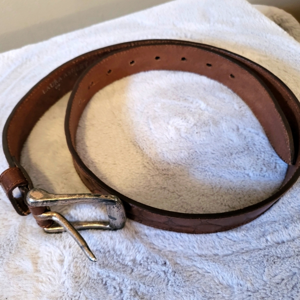 Women's leather Laura Ashley brown belt. 27"-32"